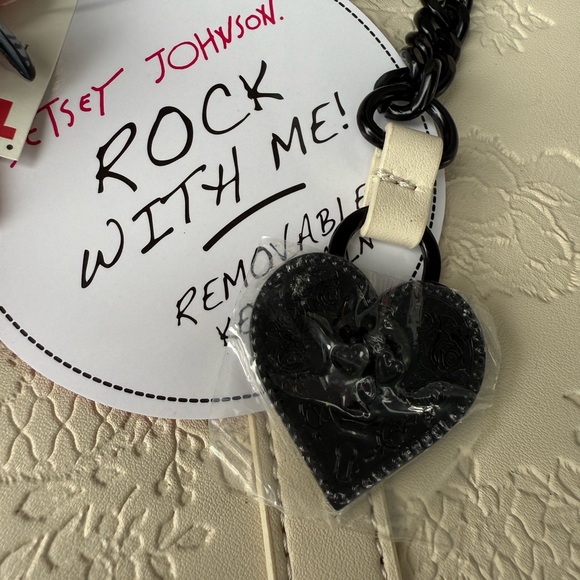 Betsey Johnson cream Halloween embossed Skull tote w Skull Keychain 2024 - Picture 9 of 14